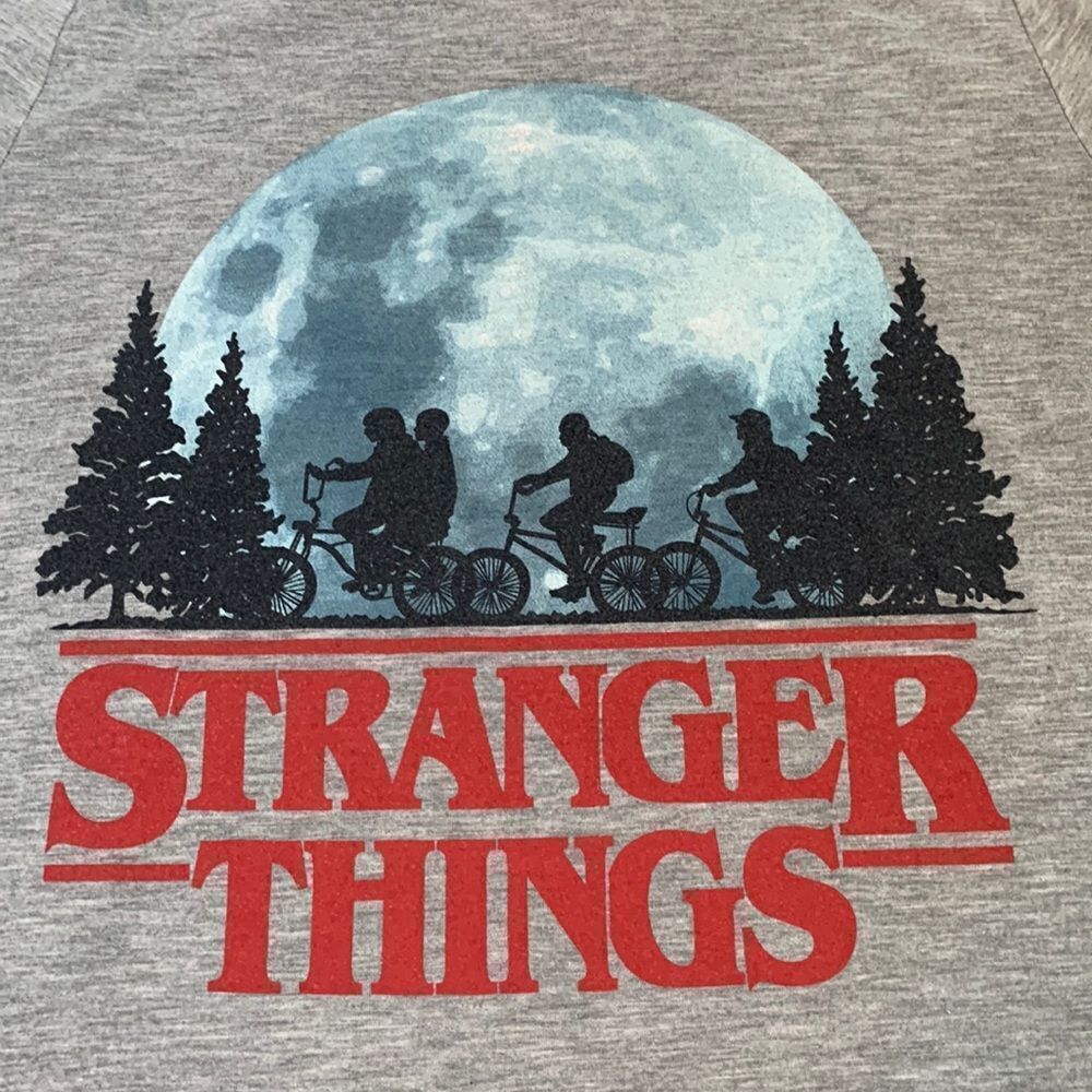 Stranger Things “Bikes” Graphic T-shirt M Gray